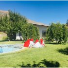 Regala cura del giardino dell'ospedale di EMERGENCY ad Anabah, in Afghanistan