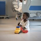 Regala un kit ricovero a un bambino dell'ospedale di EMERGENCY in Uganda