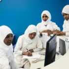 Regala formazione professionale a una donna nei progetti di EMERGENCY