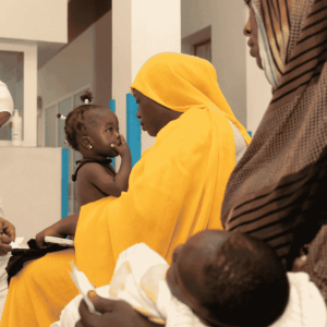 Dona cure prenatali a una mamma in Sudan